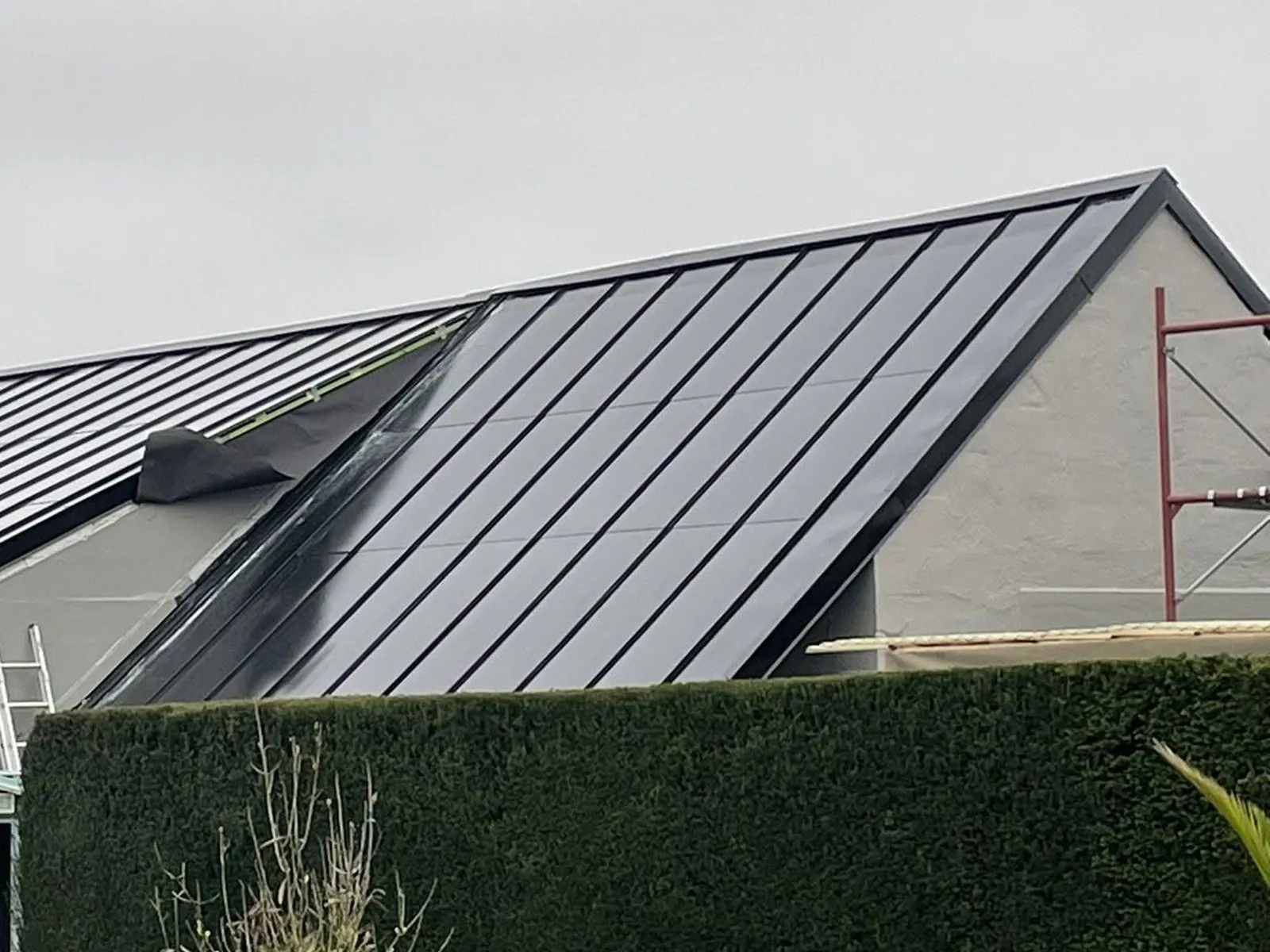 Het zonnedak van het d.ish-atelier, gefotografeerd tijdens de installatie